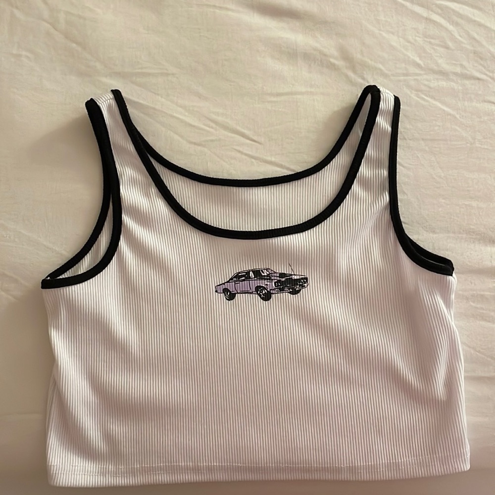 Size small, fits more like a medium.